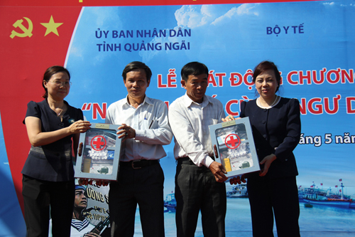 Thăm, tặng quà các ngư dân huyện đảo Lý Sơn ảnh 1