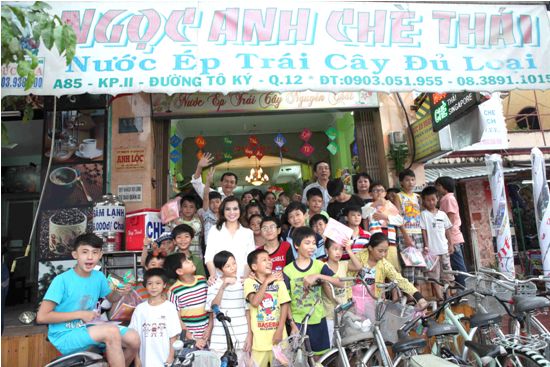 Mang niềm vui tới cho những em nhỏ có hoàn cảnh khó khăn ảnh 7