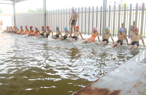 Thanh Trì quyết 'xóa mù' bơi cho học sinh ảnh 1