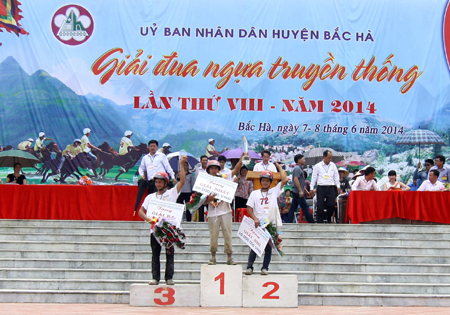 Trên 30.000 lượt khách xem đua ngựa Bắc Hà 2014 ảnh 2