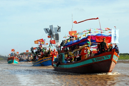 Tưng bừng lễ hội Nghinh Ông của ngư dân Trà Vinh ảnh 1