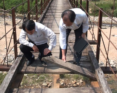 Đến trường bằng “võng” cầu treo ảnh 2