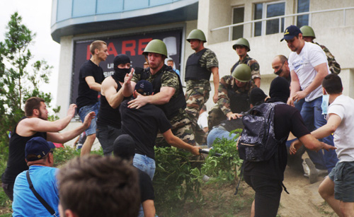 Tổng thống Ukraine đề xuất tạm ngừng bắn tại miền Đông ảnh 1