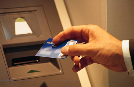 Bắt người Trung Quốc rút tiền bằng thẻ ATM giả ảnh 1