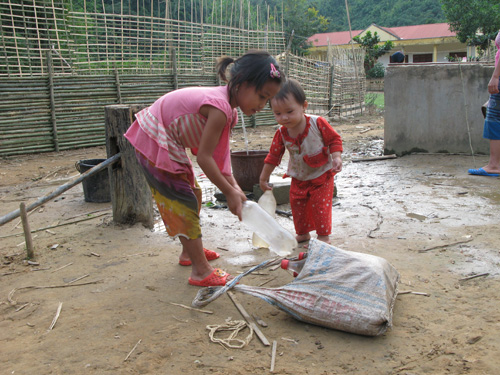 Thiếu sân chơi cho trẻ em vùng cao ảnh 4