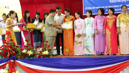 Học sinh Việt tại Lào hướng về biển đảo quê hương ảnh 2