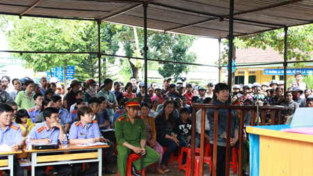 Bạo hành con chồng, mẹ kế ngồi tù ảnh 1