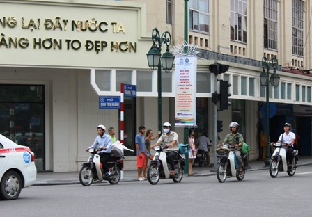 Nhắc nhở người đội mũ bảo hiểm rởm ảnh 1