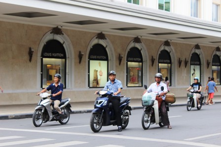 Nhắc nhở người đội mũ bảo hiểm rởm ảnh 3
