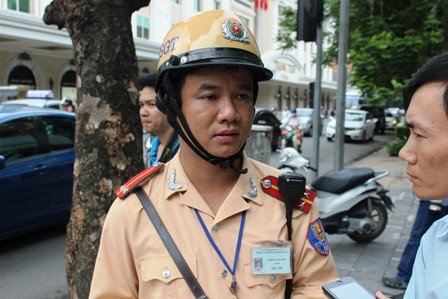 Nhắc nhở người đội mũ bảo hiểm rởm ảnh 5