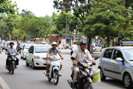 Nhắc nhở người đội mũ bảo hiểm rởm ảnh 7