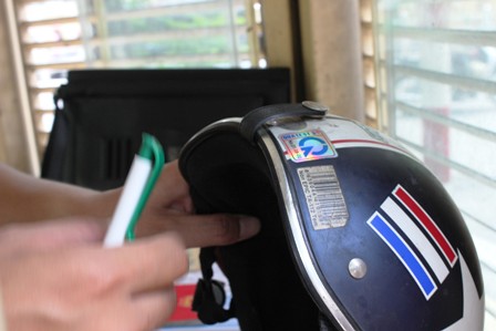 Nhắc nhở người đội mũ bảo hiểm rởm ảnh 11