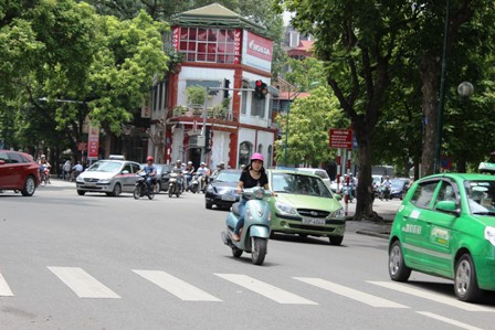 Nhắc nhở người đội mũ bảo hiểm rởm ảnh 12