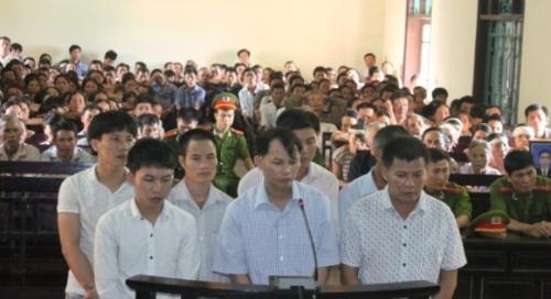 Phạt tù 7 bị cáo giết người, đập phá tài sản ảnh 1