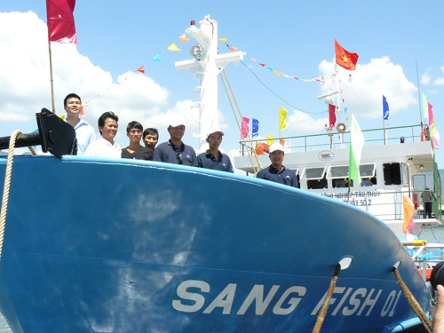 Bàn giao tàu cá vỏ thép cho ngư dân ảnh 1