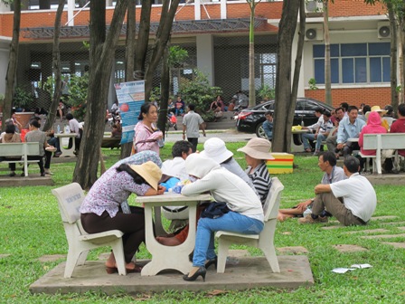 Phụ huynh đội nắng chờ thí sinh ảnh 9