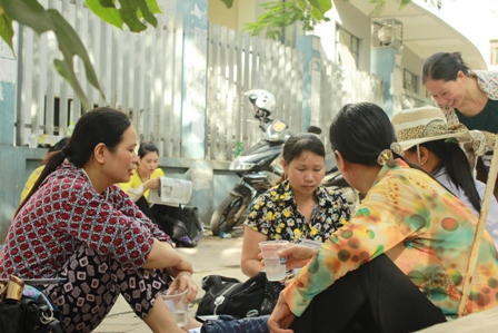 Phụ huynh đội nắng chờ thí sinh ảnh 2