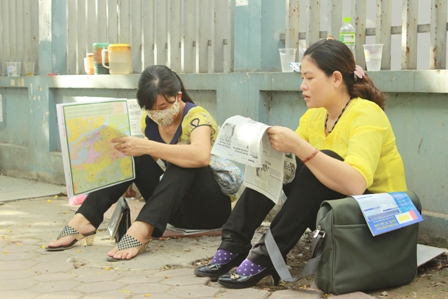 Phụ huynh đội nắng chờ thí sinh ảnh 3