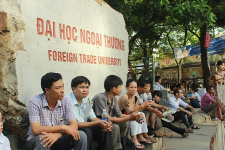 Phụ huynh đội nắng chờ thí sinh ảnh 4