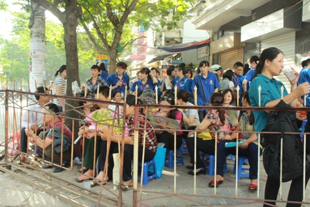 Phụ huynh đội nắng chờ thí sinh ảnh 5