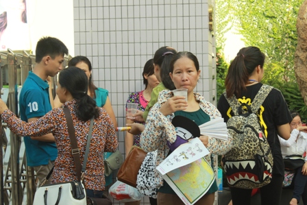 Phụ huynh đội nắng chờ thí sinh ảnh 6