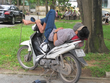 Phụ huynh đội nắng chờ thí sinh ảnh 10