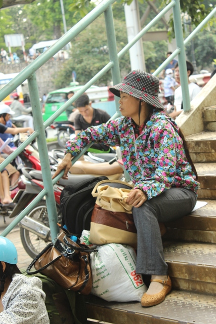 Phụ huynh đội nắng chờ thí sinh ảnh 8