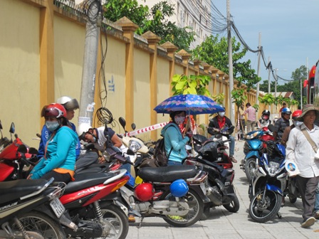 Phụ huynh đội nắng chờ thí sinh ảnh 12