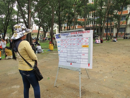 Phụ huynh đội nắng chờ thí sinh ảnh 15