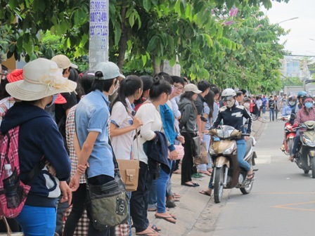 Phụ huynh đội nắng chờ thí sinh ảnh 16