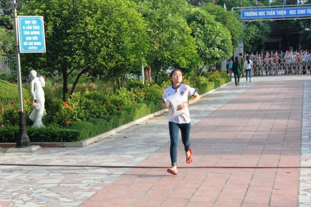 Nhiều thí sinh vẫn đến thi muộn ảnh 1