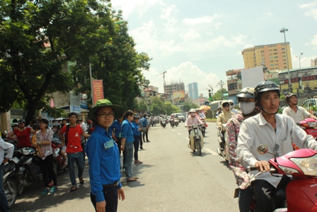 Hình ảnh đẹp màu áo xanh tình nguyện ảnh 2