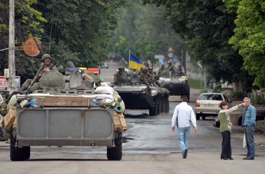 Xe tăng, xe bọc thép Kiev tập trung ở phía nam Donetsk ảnh 1