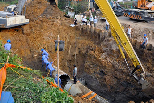 Lại vỡ đường ống nước sông Đà, 7 vạn hộ dân Thủ đô mất nước ảnh 1