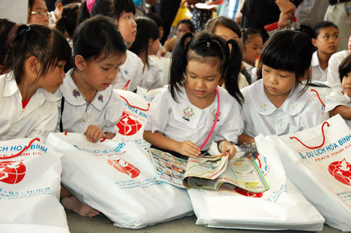 Trao học bổng Vừ A Dính cho con em Việt kiều tại Phnom Penh ảnh 2