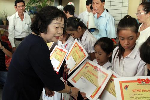 Trao học bổng Vừ A Dính cho con em Việt kiều tại Phnom Penh ảnh 1