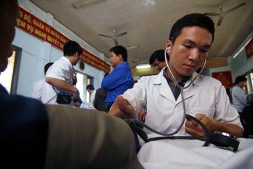 Thầy thuốc trẻ cùng ngư dân bám biển ảnh 1