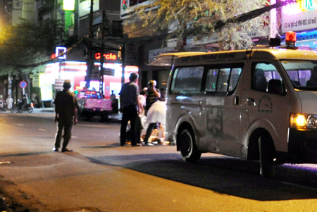 Taxi bỏ chạy, bỏ mặc nạn nhân gãy chân kêu la ảnh 1
