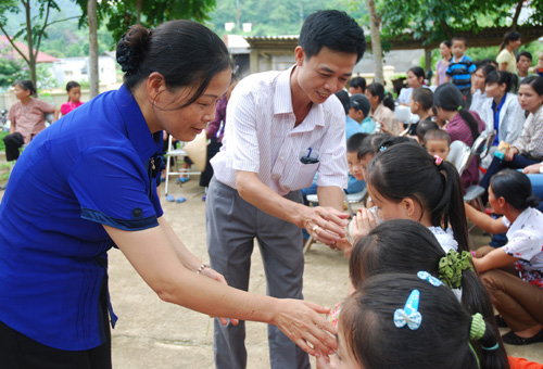 Chương trình “Đồng hành cùng vùng khó” đến với Na Rì ảnh 2