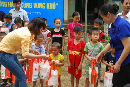 Chương trình “Đồng hành cùng vùng khó” đến với Na Rì ảnh 3