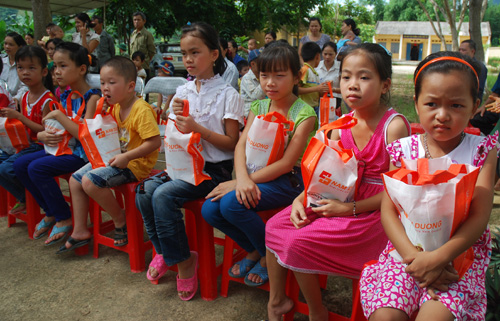Chương trình “Đồng hành cùng vùng khó” đến với Na Rì ảnh 5