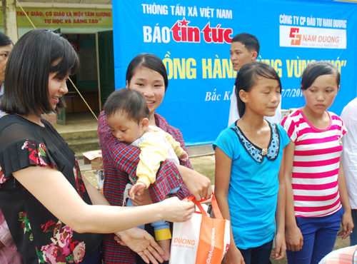 Chương trình “Đồng hành cùng vùng khó” đến với Na Rì ảnh 7