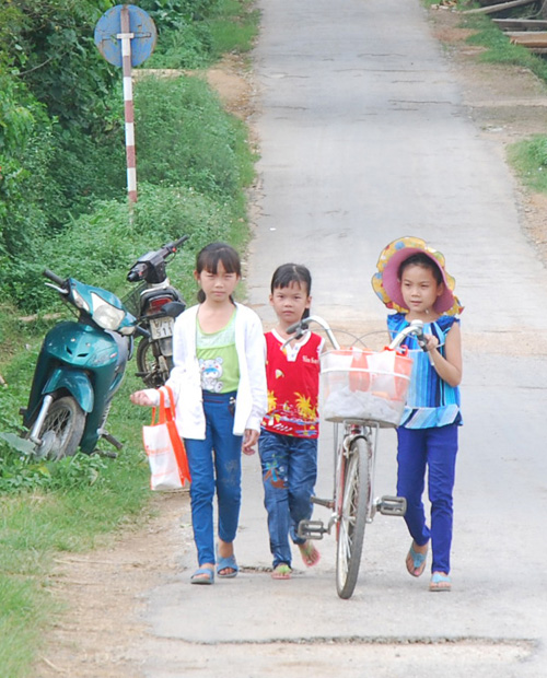 Chương trình “Đồng hành cùng vùng khó” đến với Na Rì ảnh 9