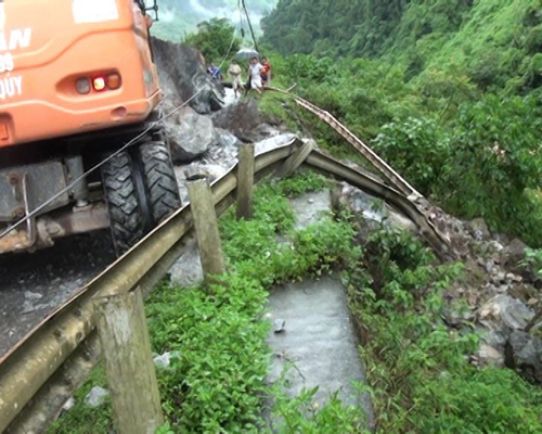 Ngập úng, sạt lở sau bão số 2 ảnh 4