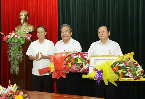 Trao kỷ niệm chương 'Vì sự nghiệp Thông tấn' tặng lãnh đạo tỉnh Quảng Trị ảnh 2