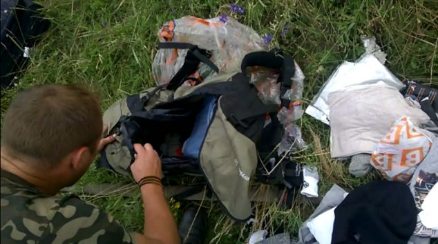 Cảnh phiến quân trộm nhẫn của nạn nhân MH17 ảnh 3