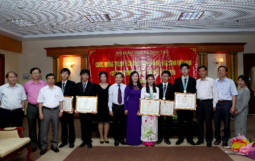 Khen thưởng 5 học sinh đoạt giải Olympic vật lí quốc tế ảnh 1