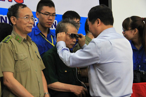 Tặng kính điện tử cho thương binh, học sinh nghèo khiếm thị ảnh 1