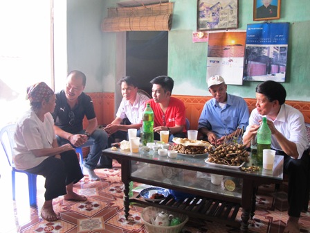 Thanh niên báo Tin Tức tặng quà gia đình liệt sĩ Nguyễn Văn Năng ảnh 2