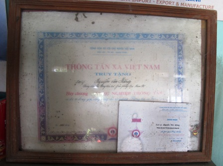 Thanh niên báo Tin Tức tặng quà gia đình liệt sĩ Nguyễn Văn Năng ảnh 5
